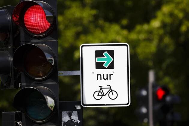 Symbol photo about Green Arrow Right turn only for cyclists A Green Arrow for cyclists is mounted next to a traffic light Berlin, 12 08 2019 Berlin Germany Copyright: xThomasxTrutschel photothek.netx
