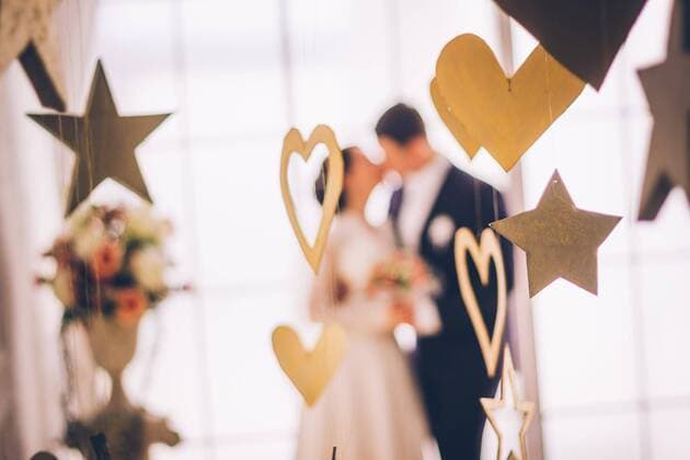  Close up of Wedding decorations . Focus on decorations. Bride and Groom in Background. ,model released, Symbolfoto  Copyright: xRuslan117x Panthermedia26091387