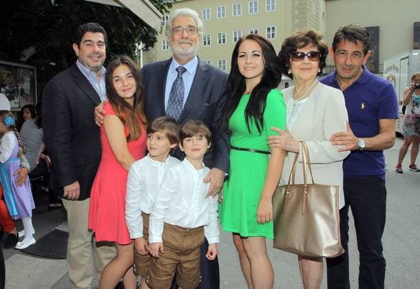 Salzburg Festival 06 08 2014 Opera tenor Placido Domingo with the sons Alvaro L , Placido R , granddaughters Victoria and Daniele and the grandsons Placido and Alavaro and Mrs. Marta Ornelas, in the Restaurant Triangel, Vienna Philharmonic Gasse, Salzburg, after the dress rehearsal of the opera Il Trovatore at the Salzburg Festival 06 08 2014