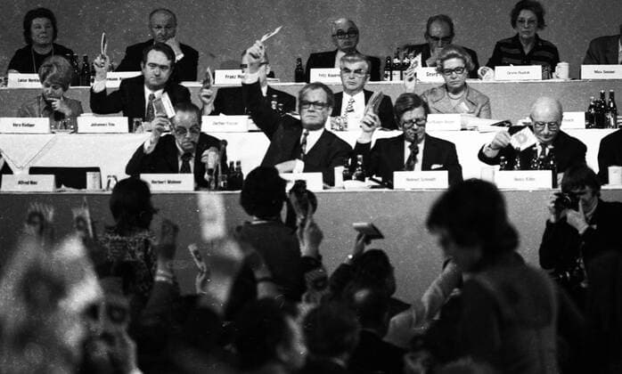 Der 15. ordentliche Parteitag der SPD 1973 DEU, Deutschland, Hannover: Der 15. ordentliche Parteitag der SPD in der Stadthalle in Hannover unterstuetzte die Linie der Bundesregierung unter Willy Brandt am 14.4.1973. DEU, Germany, Hanover: The 15th ordinary party conference of the SPD in the Stadthalle in Hanover supported the line of the federal government under Willy Brandt on 14.4.1973. Niedersachsen