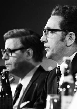 Der 15. ordentliche Parteitag der SPD 1973 DEU, Deutschland, Hannover: Der 15. ordentliche Parteitag der SPD in der Stadthalle in Hannover unterstuetzte die Linie der Bundesregierung unter Willy Brandt am 14.4.1973.Erhard Eppler, Helmut Schmidt von r. DEU, Germany, Hanover: The 15th ordinary party conference of the SPD in the Stadthalle in Hanover supported the line of the federal government under Willy Brandt on 14.4.1973. Niedersachsen