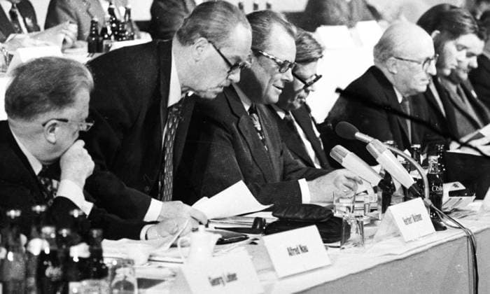 Der 15. ordentliche Parteitag der SPD 1973 DEU, Deutschland, Hannover: Der 15. ordentliche Parteitag der SPD in der Stadthalle in Hannover unterstuetzte die Linie der Bundesregierung unter Willy Brandt am 14.4.1973.Alfred Nau, Herbert Wehnr, Willy Brandt, Helmut Schmidt, Heinz Kkühn, N.N. von l. DEU, Germany, Hanover: The 15th ordinary party conference of the SPD in the Stadthalle in Hanover supported the line of the federal government under Willy Brandt on 14.4.1973. Niedersachsen
