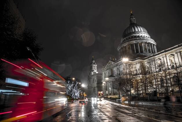 IMAGO Creative: Countdown bis Weihnachten, Nach Hause reisen A London bus drives past St. Paul s Cathedral towards Christmas lights, London, England, United Kingdom, Europe Copyright: PaulxPorter 1247-10