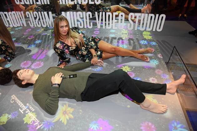 Entertainment Themen der Woche KW33 Entertainment Bilder des Tages Jessica Paszka enthüllt die neue Wachsfigur von Shawn Mendes bei Madame Tussauds in Berlin am 14.08.2019. Es ist die erste liegende Wachsfigur weltweit. *** Jessica Paszka unveils Shawn Mendess new wax figure at Madame Tussauds in Berlin on 14 08 2019 It is the worlds first lying wax figure