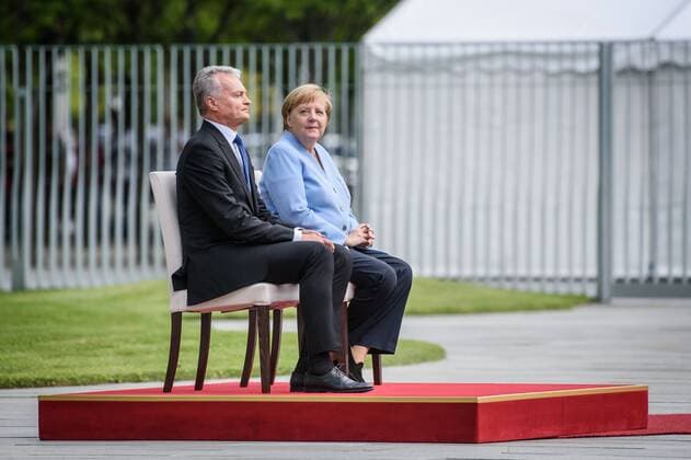 News Themen der Woche KW33 News Bilder des Tages Berlin, Angela Merkel trifft den Präsidenten der Republik Litauen Gitanas Nauseda Deutschland, Berlin - 14.08.2019: Im Bild sitzen die deutsche Bundeskanzlerin Angela Merkel (CDU) und der Präsident der Republik Litauen Gitanas Nauseda während des Empfang mit militärischen Ehren im Hof des Bundeskanzleramts auf einem Stuhl. Berlin Bundeskanzleramt Berlin Deutschland *** Berlin, Angela Merkel meets the President of the Republic of Lithuania Gitanas Nauseda Germany, Berlin 14 08 2019 The picture shows the German Chancellor Angela Merkel CDU and the President of the Republic of Lithuania Gitanas Nauseda sitting during the reception with military honours in the courtyard of the Federal Chancellery on a chair Berlin Federal Chancellery Berlin Germany