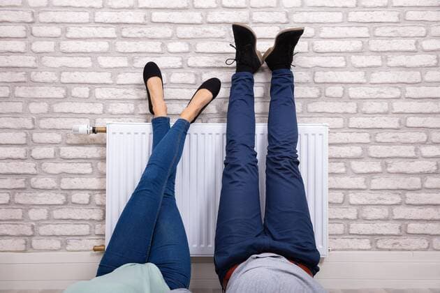  Couple Warming Up Their Feet On Radiator ,model released, Symbolfoto  Copyright: xAndreyPopovx Panthermedia26418023