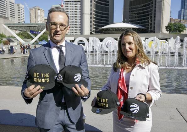 Federal Foreign Minister Heiko Maas, SPD, receives caps from NBA Toronto team Toronto Raptors from Canadian Foreign Minister Chrystia Freeland 14 08 2019 Toronto Canada Copyright: xThomasxImo photothek.netx