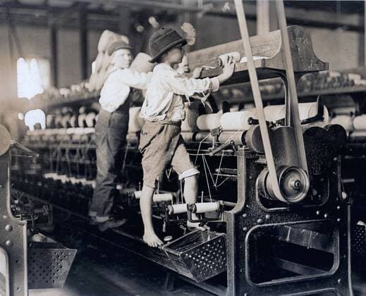 Child labour in the USA 1909 Child labour in the USA 1909. Bibb Mill No. 1 Many youngsters here. Some boys were so small they had to climb up on the spinning frame to mend the broken threads and put back the empty bobbins. Location: Macon, Georgia Copyright: xPhoto12 AnnxRonanxPicturexLibraryx ARP18A30309