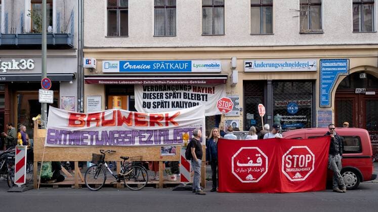 News Themen der Woche KW33 News Bilder des Tages Protest gegen Raeumung ORA35 An die 80 Anwohner und Nachbarn protestieren in Berlin Kreuzberg gegen die die Zwangsräumung des Spätis ORA35 in der Oranienstraße 35 in Berlin - Kreuzberg. Seit zwei Jahren kämpft Zekiye Tunc mit Ihrer Familie für den Erhalt ihres Ladens, der Eigentümer Bauwerk besteht auf einer Räumung. Der Anwalt der Familie übergibt dem Gerichtsvollzieher den Schlüssel. Berlin Berlin Deutschland *** Protest against eviction ORA35 About 80 residents and neighbours protest in Berlin Kreuzberg against the forced eviction of the late ORA35 at Oranienstraße 35 in Berlin Kreuzberg For two years Zekiye Tunc and her family have been fighting for the preservation of their shop, the owner Bauwerk insists on an eviction The familys lawyer hands the bailiff the key Berlin Berlin Deutschland