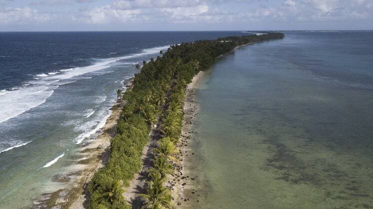 CLIMATE CHANGE TUVALU, An aerial view of the of the narrowest part of the island is seen north of Funafuti, Tuvalu, Thursday, August 15, 2019. The ocean is on the left and the lagoon is on the right. ( NO ARCHIVING, EDITORIAL USE ONLY, NO USE IN BOOKS WITHOUT CONSENT Funafuti TUVALU  Copyright: xMICKxTSIKASx 20190815001413396859