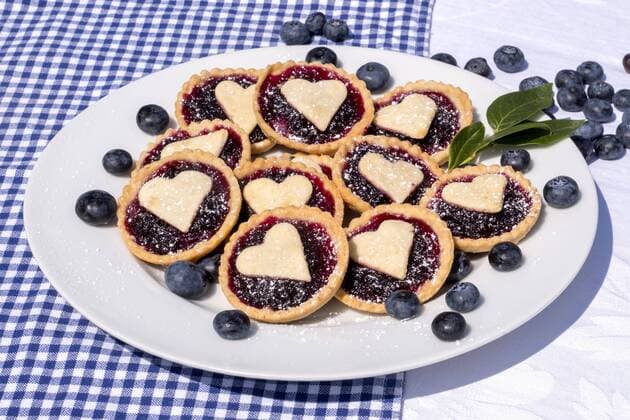 blueberry jam tartlets, with love heart decoration, Germany, Europe Copyright: imageBROKER/AngelaxSerenaxGilmour ibxjwd04974048.jpg
