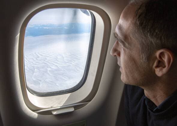 Federal Foreign Minister Heiko Maas, SPD, looks at an ice cap on his flight from Iqaluit to Pond Inlet Canada 15 08 2019 Pond Inlet Canada Copyright: xThomasxImo photothek.netx