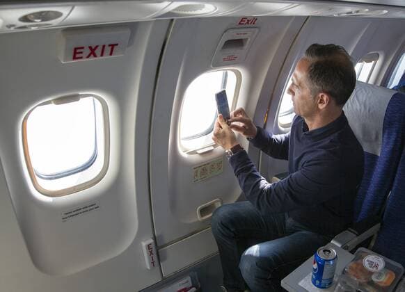 Federal Foreign Minister Heiko Maas, SPD, looks at an ice cap on his flight from Iqaluit to Pond Inlet Canada 15 08 2019 Pond Inlet Canada Copyright: xThomasxImo photothek.netx