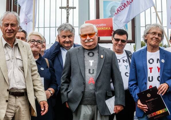 News Themen der Woche KW33 News Bilder des Tages Lech Walesa signs the Pomeranian Declaration on the Defense of Democracy in Gdansk Lech Walesa signs the Pomeranian Declaration on the Defense of Democracy on August 16, 2019 at the historical Gate 2 of Gdansk Shipyard, Poland. EN_01389887_0001 