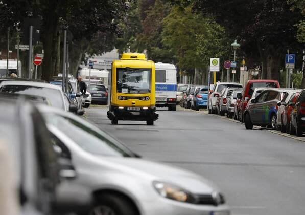 News Themen der Woche KW33 Deutschland, Berlin, Die Partner im Projekt See-Meile geben den Startschuss für den ersten hochautomatisierten Kleinbus im öffentlichen Straßenland einer deutschen Großstadt. Auf einem 1,2 Kilometer langen Rundkurs bringt das Fahrzeug seine Fahrgäste vom U-Bahnhof Alt-Tegel zur Greenwichpromenade.16.08.2019 *** Germany, Berlin, The partners in the See Meile project give the starting signal for the first highly automated minibus on the public roads of a major German city On a 1.2-kilometer circuit, the vehicle takes its passengers from Alt Tegel underground station to Greenwichpromenade 16 08 2019