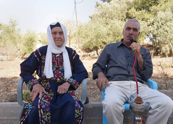 News Themen der Woche KW33 News Bilder des Tages (L-R) MuftiaTlaib, the grandmother of U.S. Congress representative Rashida Tlaib, sits with her son, Issa, outside the family s home in the West Bank village Beit Ur Al-Fauqa, Friday, August 16, 2019. Congress women Rashida Tlaib and Ilhan Omar were banned from entering Israel and the Palestinian territories by the Israeli government after U.S. President Donald Trump tweeted letting them enter would make Israel seem weak.  JER20190816010 DEBBIExHILL