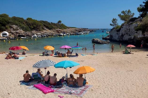 News Themen der Woche KW33 News Bilder des Tages General view of the Binisafuller beach in Menorca, Balearic Islands, Spain, 16 August 2019, the first beach in Menorca to joint the Beaches without fumes campaign to restrict the beaches for smokers with the aim of preserving the nature and purity of the air. Beaches without fumes campaign !ACHTUNG: NUR REDAKTIONELLE NUTZUNG!  Copyright: xDavidxArquimbauxSintesx GRAF6962 20190816-637015791628525150