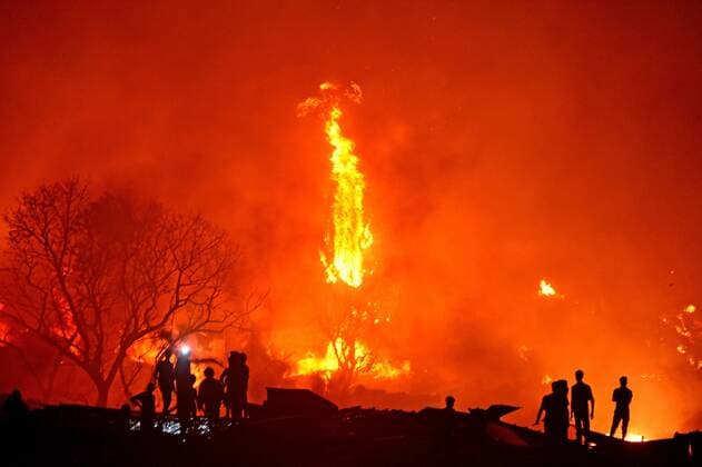 News Themen der Woche KW33 News Bilder des Tages (190816) -- DHAKA, Aug. 16, 2019 (Xinhua) -- Local people gather after a fire broke out in a slum in Dhaka, Bangladesh, on Aug. 16, 2019. A devastating fire on Friday night swept through one of the largest slums in Bangladesh capital Dhaka, leaving tens of thousands of people homeless. (Str Xinhua) BANGLADESH-DHAKA-SLUM-FIRE 