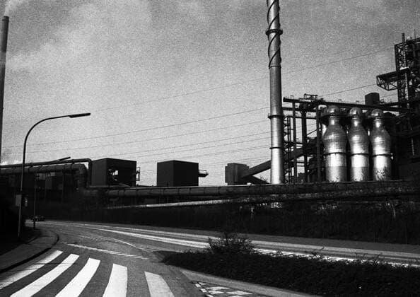 Leben im Schatten des Schwarzen Riesen 1973 DEU, Deutschland, Duisburg Leben im Schatten des Schwarzen Riesen , einem Hochofen der August-Thyssen-Huette am 23.03.1973 in Duisburg-Hamborn. DEU, Germany, Duisburg: Life in the shadow of the Black Giant , a blast furnace of the August-Thyssen-Huette on 23.03.1973 in Duisburg-Hamborn. NRW