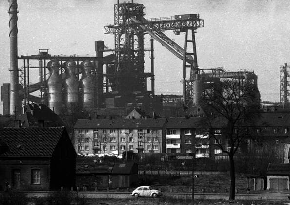 Leben im Schatten des Schwarzen Riesen 1973 DEU, Deutschland, Duisburg Leben im Schatten des Schwarzen Riesen , einem Hochofen der August-Thyssen-Huette am 23.03.1973 in Duisburg-Hamborn. DEU, Germany, Duisburg: Life in the shadow of the Black Giant , a blast furnace of the August-Thyssen-Huette on 23.03.1973 in Duisburg-Hamborn. NRW