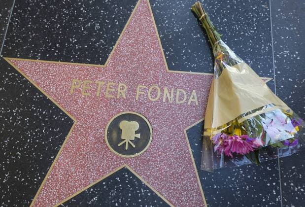 Entertainment Themen der Woche KW33 Entertainment Bilder des Tages August 16, 2019, Los Angeles, California, U.S: Flowers are placed at the star of Peter Fonda on the Hollywood Walk of Fame, Friday, Aug. 16, 2019, in Los Angeles. Los Angeles U.S. - ZUMAc68_ 20190816_zaf_c68_011 Copyright: xRingoxChiux