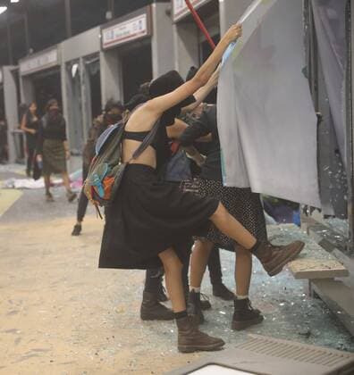 Demonstrators brake a window during a protest against sexual abuse by members of the police, in Mexico City, Mexico, 16 August 2019. Hundreds of people took the streets nationwide to protest against instances of police abuse against women. Protest against sexual violence in Mexico !ACHTUNG: NUR REDAKTIONELLE NUTZUNG!  Copyright: xSASHENKAxGUTIERREZx AME7738 20190817-637016276993070408