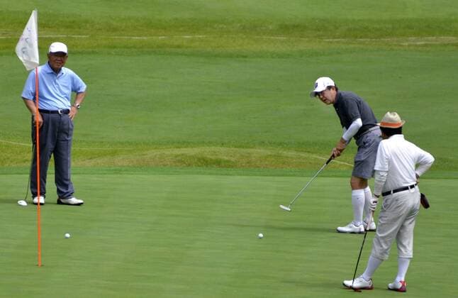 Entertainment Themen der Woche KW33 Entertainment Bilder des Tages Japanese PM on summer holiday Japanese Prime Minister Shinzo Abe (2nd from L) plays golf in the Yamanashi Prefecture town of Fujikawaguchiko on Aug. 17, 2019. He has been at a summer house since Aug. 16. 