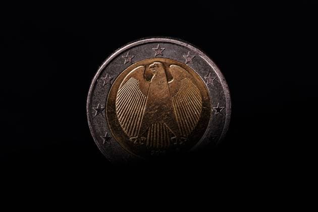 Eine 2-Euro-Münze im Lichteinfall. *** A 2 Euro coin in the incidence of light Foto:xC.xHardtx xFuturexImage