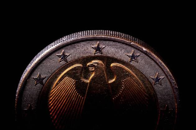 A 2 Euro coin in the incidence of light Foto:xC.xHardtx xFuturexImage