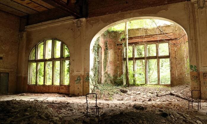 15 Feature Beelitz sanatoriums, room, sickroom, ward, infirmary, door, doors, corridor, corridor, window, green, blue, color peels off, incidence of light, ailing, decay, decay, vacancy, empty, old, sanatorium, modern hospital complex of that time, institution, barracks, ruins, r Copyright: xPOP-EYE Buggex POPEYEBeelitzHeilstaetten10116939