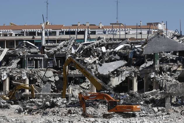 Vicente Calderon stadium continues its demolition Appearance of the facade of the football stadium Vicente Calderon of the Sports Club Atletico of Madrid, which continues with the demolition work in Madrid (Spain). Opened on October 2, 1966, the Vicente Calderon stadium was the home of the rojiblanco club for 51 years, has a capacity of 54,907 seats, with its grandstand divided into two levels, forming two continuous rings. Madrid Madrid Spain Vicente Calderon stadium  HugoxOrtuno