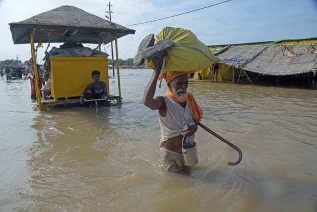 News Themen der Woche KW33 News Bilder des Tages August 18, 2019: Flood affected residents of a low lying area on the banks of the River Ganges move their belongings to drier ground after flooding on the banks of the River Ganges at Sangam, as the water level of the Ganges and Yamuna rivers rises rapidly during monsoon rains in the region, in Prayagraj (Allahabad) on Sunday, August 18, 2019. - ZUMAv115 20190818_zap_v115_025 Copyright: xPrabhatxKumarxVermax