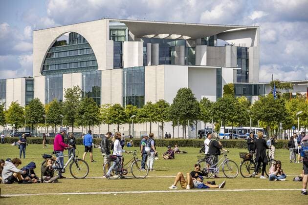 Meadow in front of the Reichstag, tourists, visitors, behind the Federal Chancellery, Berlin,