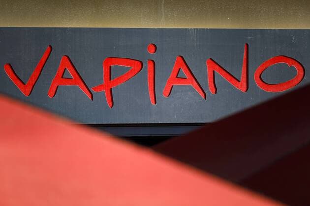 Vapiano Logo an einer Filiale der Restaurantkette. Köln, 17.08.2019 *** Vapiano Logo at a branch of the Cologne restaurant chain, 17 08 2019 Foto:xC.xHardtx xFuturexImage