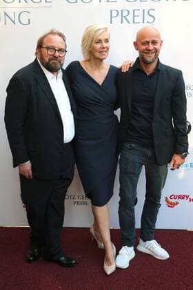 Award GOETZ GEORGE PRIZE 2019 Gustav Peter Woehler, Marika George and Juergen Vogel on the Red Carpet for the award of the GOETZ GEORGE PRIZE on 19 August 2018 in the Astor Film Lounge The endowed prize shall commemorate this lifes work of Goetz George Berlin Charlottenburg Berlin Germany