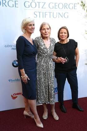 Award GOETZ GEORGE PRIZE 2019 Prize winner Margit Carstensen together with Marike George links and Tanja George at the Red Carpet for the award of the GOETZ GEORGE PRIZE on 19 August 2018 in the Astor Film Lounge The endowed prize shall commemorate this lifes work of Goetz George Berlin Charlottenburg Berlin Germany