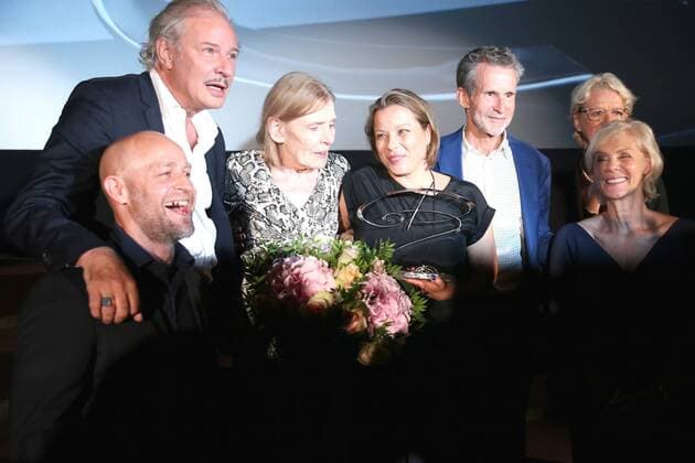 Award GOETZ GEORGE PREIS 2019 Prizewinner Margit Carstensen 2 v r with Juergen Vogel, Marika George, Leander Haußmann, Tanja George and Ulrich Matthes v l at the GOETZ GEORGE PRIZE ceremony on 19 August 2018 in the Astor Film Lounge The endowed prize shall commemorate this lifes work of Goetz George Berlin Charlottenburg Berlin Germany