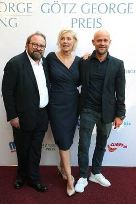 Award GOETZ GEORGE PRIZE 2019 Gustav Peter Woehler, Marika George and Juergen Vogel on the Red Carpet for the award of the GOETZ GEORGE PRIZE on 19 August 2018 in the Astor Film Lounge The endowed prize shall commemorate this lifes work of Goetz George Berlin Charlottenburg Berlin Germany