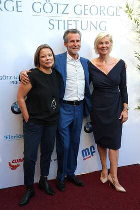 Award GOETZ GEORGE PRIZE 2019 Tanja George, Ulrich Matthes and Marika George on the Red Carpet for the award GOETZ GEORGE PRIZE on 19 August 2018 in the Astor Film Lounge The endowed prize shall commemorate this lifes work of Goetz George Berlin Charlottenburg Berlin Germany
