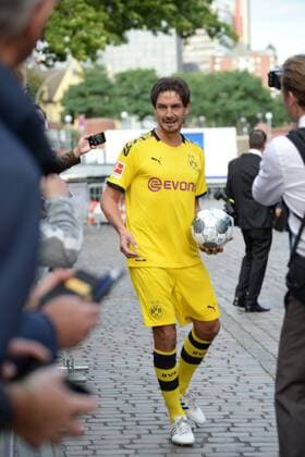 Hamburg, 19 08 2019 Comedian Matze Matthias Knop disguised as Mats Hummels on his way to the presentation of the Sport Bild Award 2019 in Hamburg The gala ceremony took place in the Fischauktionshalle Prominent guests at the Sportbild Award 2019 in Hamburg, Hamburg St Pauli Hamburg Germany