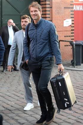 Hamburg, der 19 08 2019 Jens Lehmann mit Koffer auf dem Weg zur Verleihung des Sport Bild Awards 2019 in Hamburg The festive gala took place in the Fischauktionshalle Prominent guests at the Sportbild Award 2019 in Hamburg, Hamburg St Pauli Hamburg Germany