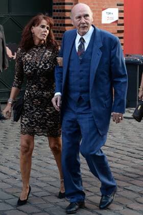 Hamburg, 19 08 2019 Horst Eckel and his daughter Dagmar on their way to the presentation of the Sport Bild Award 2019 in Hamburg The 1954 football world champion received the award for his lifes work The 54-year-old world champion had to sign numerous autographs Outside the door The festive gala took place in the Fischauktionshalle Prominent guests at the Sportbild Award 2019 in Hamburg, Hamburg St Pauli H