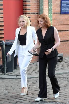 Hamburg, the 19 08 2019 sports presenter Monika Lierhaus together with niece Greta, on her way to the presentation of the Sport Bild Award 2019 in Hamburg The festive gala took place in the Fischauktionshalle Prominent guests at the Sportbild Award 2019 in Hamburg, Hamburg St Pauli Hamburg Germany