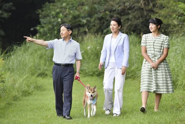 Entertainment Themen der Woche KW34 Entertainment Bilder des Tages Japan imperial family on summer vacation (From L) Japanese Emperor Naruhito, Empress Masako and their daughter Princess Aiko take a stroll with their dog Yuri at Nasu Imperial Villa in Tochigi Prefecture, eastern Japan, on Aug. 19, 2019. (Pool photo) 
