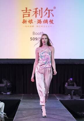 (190820) -- TORONTO, Aug. 20, 2019 -- A model presents a creation during the fashion show of the 2019 Apparel Textile Sourcing Canada trade show in Toronto, Canada, on Aug. 20, 2019. The fashion show displayed the latest designs from dozens of fashion brands around the world on Tuesday. (Photo by Xinhua) CANADA-TORONTO-APPAREL TEXTILE SOURCING TRADE SHOW-FASHION ZouxZheng 