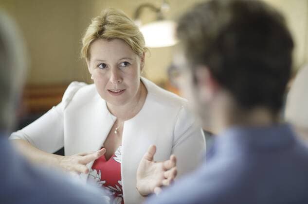 News Themen der Woche KW34 Sommerreise von BMin Giffey. Bundesfamilienministerin Franziska Giffey, SPD, bei einer Gespraechsrunde im Restaurant Aktivist in Eisenhuettenstadt. Eisenhuettenstadt Deutschland *** Summer trip of BMin Giffey Federal Family Minister Franziska Giffey, SPD, during a round of talks in the restaurant Aktivist in Eisenhuettenstadt Eisenhuettenstadt Germany Copyright: xThomasxImo photothek.netx