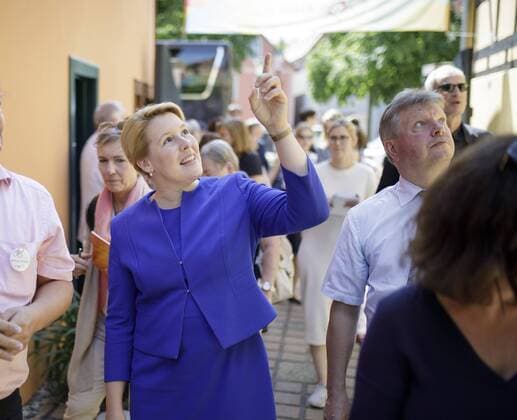News Bilder des Tages Sommerreise von BMin Giffey. Bundesfamilienministerin Franziska Giffey, SPD, besucht die - Engagierte Stadt - Radebeul. Hier bei einem Besuch der Familienintiative Radebeul. Radebeul Deutschland *** Summer trip by BMin Giffey Federal Family Minister Franziska Giffey, SPD, visits the committed city of Radebeul Here during a visit to the family initiative Radebeul Radebeul Germany Copyright: xThomasxImo photothek.netx