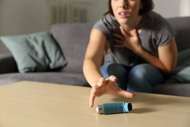  Asmathic girl catching inhaler having an asthma attack ,model released, Symbolfoto  Copyright: xAntonioGuillemx Panthermedia26528168