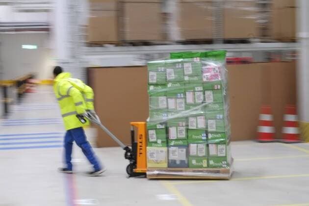 Berlin, Amazon Freshs warehouse in Tegel am Borsigturm The food delivery service offers 85,000 items in its online supermarket, from drinks to milk and butter to fresh and frozen food Berlin Berlin Deutschland Copyright: xKai-UwexHeinrichxTSPx