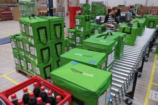 Berlin, Amazon Freshs warehouse in Tegel am Borsigturm The food delivery service offers 85,000 items in its online supermarket, from drinks to milk and butter to fresh and frozen food Berlin Berlin Deutschland Copyright: xKai-UwexHeinrichxTSPx